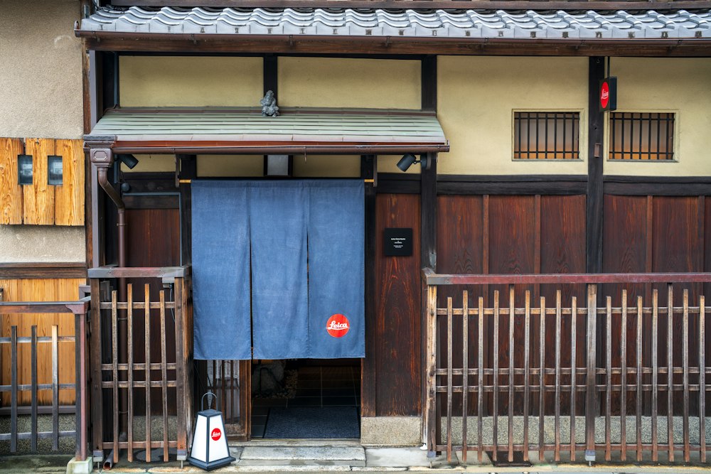 のれんのかかったお店の入口
